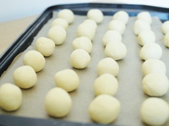 step4: 拿出麵團，待在室溫5分鐘。然後拿出一小份，搓圓，放在鋪有烘焙紙的烤盤上 （因麵團較易鬆散，可加少許植物油，麵團會較容易變乾，用濕毛巾蓋著未用的麵團）