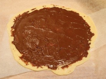 step9: 然後在圓麵皮上抹上一層榛子醬，盡量塗抹在圓紋內的麵皮。（榛子醬可加熱一下，就不會很黏稠，也會比較易塗抹。）