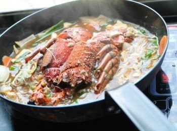 step3: 再加入300cc的水蓋上鍋蓋繼續滾煮到龍蝦殼全變成紅色後，再燉煮約1分鐘即可~(不要燉煮過久，龍蝦肉容易老喔~)