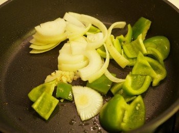 step4: 爆香蒜蓉, 洋蔥, 青椒
