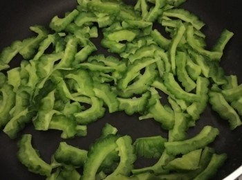 step3: 白鑊(不加油)炒3-4分鐘上碟備用