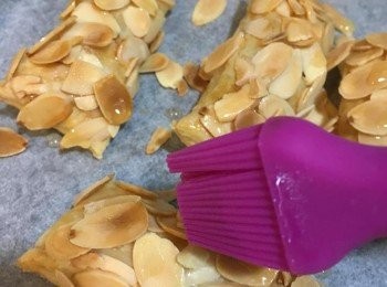 step8: 拎出杏仁條掃上蜜糖水後再多2-3分鐘至表面金黃便可