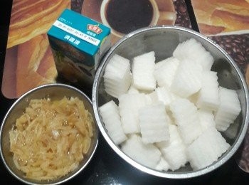 step1: 先將瑤柱浸淋加薑片蒸15分鐘，冇瑤柱用蝦米都得。蘿蔔去皮切開一舊舊，想快D淋可切薄D，不過不要切太薄，太薄冇口感。