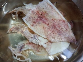 step5: 土魷用水浸軟,撕去皮後切絲待用