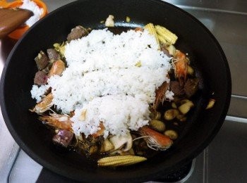 step4: 最後下白飯，翻炒拌均(將蝦頭撈出)
