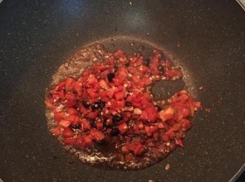 step7: 接著放入紅椒丁、鹽半茶匙、糖半茶匙、醬油少許快炒，並倒入一半的醃魚用的酒，煮滾即可。接著鋪在魚身的半邊。