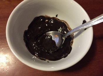 step4: 將朱古力放入微波爐加熱一分鐘, 或用熱水坐溶