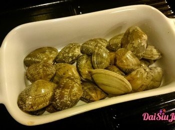 step1: 蜆洗乾淨，放在焗盤內。