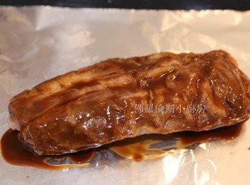 step4: (4) 取出黑毛豬用廚紙印乾放在焗盤，掃上<span class="group_3">烤焗醬料</span>