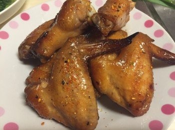 step6: 烤好後再雞翅表面可以撒些五味粉或白芝麻會更香喔