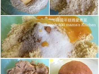 step3: Rubbing in method 是一種做shortcrust pastry 的方法。大碗裏放進麵粉和牛油，把牛油切細粒然後用手指頭搓至幼碎如麵包碎一樣，但不要搓太久因為午油溶了就做不到鬆脆的批皮。(這個過程不需5分鐘)
搓成幼碎後，加入糖、蛋黄、肉桂粉及15ml水用手搓勻成糰。