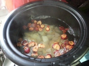 step2: 水滾後加入所有材料,再煮滾後計,煮40分鐘後再先加大半冰糖煮溶冰糖試味,如不夠甜才加其餘冰糖較啱自己喜愛甜度