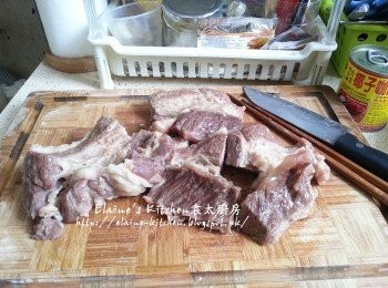step6: 1小時後將牛腩盛起切大件放回鑊中