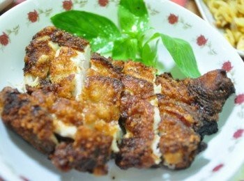 step6: 將香煎好的<a href="https://bit.ly/2ZxapeY" target="_blank" data-keyword="雞排" class="guide-link"><strong>雞排</strong></a> <span style="display:inline-block;vertical-align:middle;margin-top:-3px;color:initial;border-radius:3px;padding:2px 3px;font-size:12px;line-height:14px;background:#87d300;color:#fff;">即買</span> 切開擺盤即可享用囉..