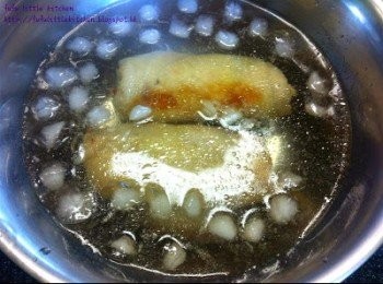 step4: 雞卷隔水蒸約25分鐘，取出雞卷以冰水浸一會。
5.