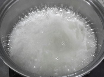 step2: 用100毫升水煮糖，煮至完全溶化，然後下麥芽糖拌勻