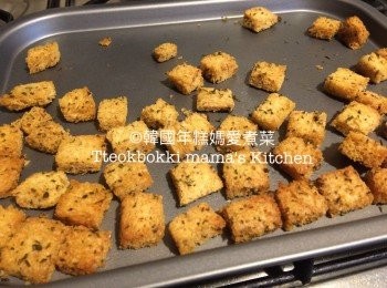 step6: 把焗至金黄Croutons麵包粒取出後，然後將焗爐温度調較至200C把準備好的紅蘿蔔焗大約30分鐘。