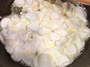 step2: 待牛油半溶時，放入綿花糖煮溶。熄火後，加入朱古力脆脆拌勻。