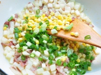 step3: 接著放入所有其他備料下鍋拌炒，放入少許的水至收乾