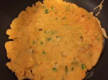 step2: 熱油鑊將材料倒入，兩邊煎至金黃色就完成