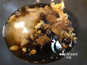 step3: 開火，鍋邊開始滾時，開始炒薑片及糖