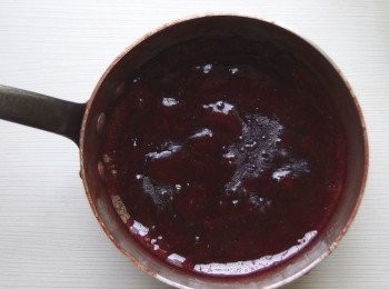 step4: 120度C約一小時後,水份收乾至3/5形成果凍狀後即可完成。 降溫至85-90度後倒入模型做定型。 放入冰箱泠藏24小時。