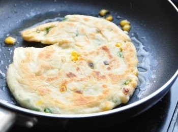 step4: 放入油鍋中慢慢煎，再翻面..(因為Q媽還不是很熟練，所以包的比較厚些)所以要邊煎邊壓........☝( ◠‿◠ )☝