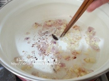step3: 煲內加入少許油爆香蒜粒 , 乾蔥粒及八角