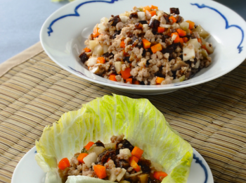 step7: 拌入馬蹄，鏟出放碟中，撒上松子。生菜另碟上。