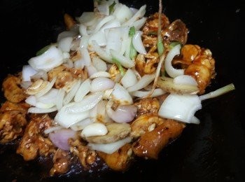 step7: 倒入剩下<span class="group_4">調味料：</span>炒勻，再落炒好的<span class="group_2">新鮮配料：</span>炒勻