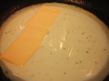 step5: 中火燒熱平底鑊, 下橄欖油熨均勻, 轉到小火, 下一湯勺麵糊, 快速滾完整個鑊底, 於麵糊的其中一邊下車打芝士片