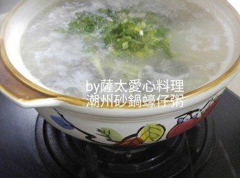 step2: 砂鍋中放湯煮滾，加入飯煮滾，再㫃入蠔仔煮熟調味，灑入薑?，蔥花，芜茜中芹碎。即可食用。