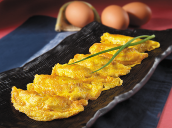 step10: 煎好一邊後，翻到另外一邊，再煎香即成，但每次下鑊只能煎一隻，以上分量可煎成七至八個。