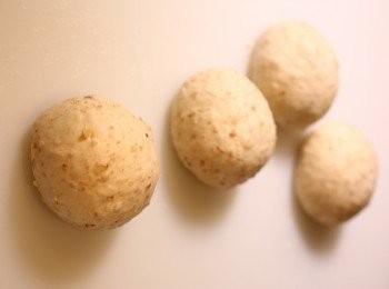 step6: IV. 翻面排氣 degasing，V. 分割 dividing，VI. 滾圓 pre-shape，VII. 靜置發酵 benching
06\ 第一次發酵後，麵圑膨脹約兩倍。用手按壓平以排氣。把麵團分成4份，每份約130g，蓋好靜置發酵10分鐘。