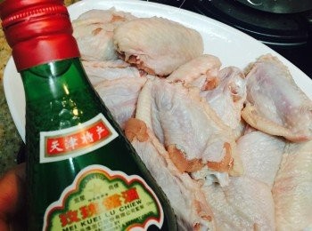 step1: <a href="https://bit.ly/3zHU5V3" target="_blank" data-keyword="雞翼" class="guide-link"><strong>雞翼</strong></a> <span style="display:inline-block;vertical-align:middle;margin-top:-3px;color:initial;border-radius:3px;padding:2px 3px;font-size:12px;line-height:14px;background:#87d300;color:#fff;">即買</span> 解凍洗淨，用玫瑰露略醃。