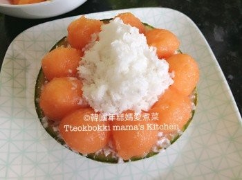 step3: 然後慢慢放上一粒粒的蜜瓜球，