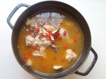 step6: 倒入浸泡的當歸枸杞，倒入米酒,開中大火煮滾(煮至酒精揮發),轉小火蓋上鍋蓋燉煮20-25分鐘。