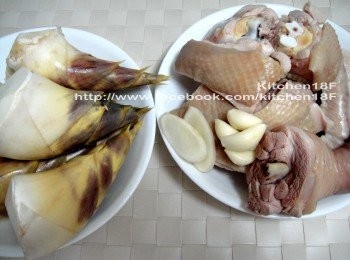 step1: 備好所有<span class="group_1">食材</span>。雞肉洗淨。綠竹筍剝除粗硬外皮，切小塊，備用。(已出青會苦澀的綠竹筍，需另外處理，詳如步驟6)
