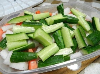 step7: 靜製30分鐘，盒內就會出很多水喔！然後放入切好的小黃瓜，蓋上盒子，搖晃一下，一樣吸出空氣，靜製30分！(一般做的時候，都要在醃製物上壓石頭，擺放2小時後，再加小黃瓜，再壓30分)