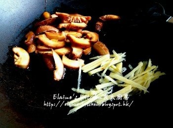 step8: 將薑絲及冬菇片放入鑊中炒至冬菇軟身及有香味 , 盛起冬菇片(薑絲去掉)