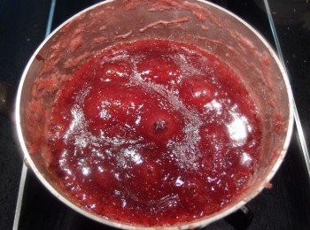 step10: 熬煮過程中果汁會釋放果膠,慢慢變濃稠...水份慢慢揮發,溫度才會升高,當煮至溫度達到115-120度c時,加入檸檬汁煮約10秒鐘即可熄火。果汁裡的水份一定要煮至揮發,這樣做出的軟糖才不會產生回潮釋出水份。