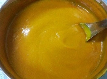 step2: 用果汁機打成泥狀 ( 我有在加熱再滾一下~加一點點鹽巴調味 )