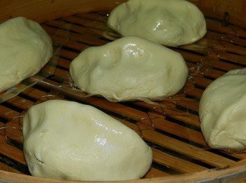 step12: 外表塗油，再將包子捏出山峰