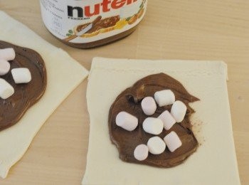 step3: 將Nutella榛子醬放在酥皮中間，然後放上棉花糖