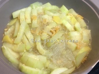 step3: 中間搞勻一次，到差不多就可以試味，如有需要可加點鹽、糖調味即可上碟。