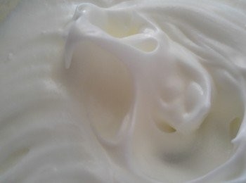 step1: 預熱焗爐爐温170度,焗盆鋪上牛油紙備用,用電動打蛋器略打蛋白後分三次加糖(蛋白),打到蛋白有鈎即可。