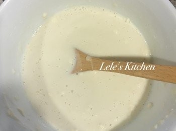 step2: 先製作薄餅糊：
將中筋麵粉過篩後，倒入鮮奶攪拌至無結塊
最後加入一大匙的煉乳攪拌均勻，增加甜味與稠度