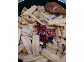 step4: 蓮藕和花肉都炒均勻之後倒進醬油再炒一下（提香的效果）之後就把南乳倒進去融合一起