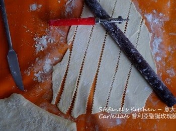 step2: 取一小部份麵糰，用壓麵機或麵粉棍壓成2毫米厚，切成3厘米闊 X 30至35厘米長條狀