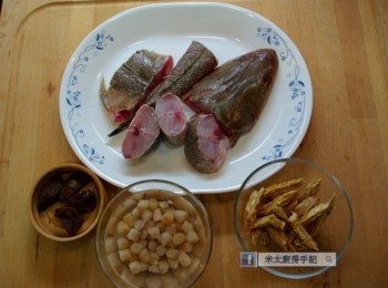 step1: 處理材料：魚洗淨，切成件；乾貝和黨參用水浸軟後，把黨參切片；無花果切開一半。